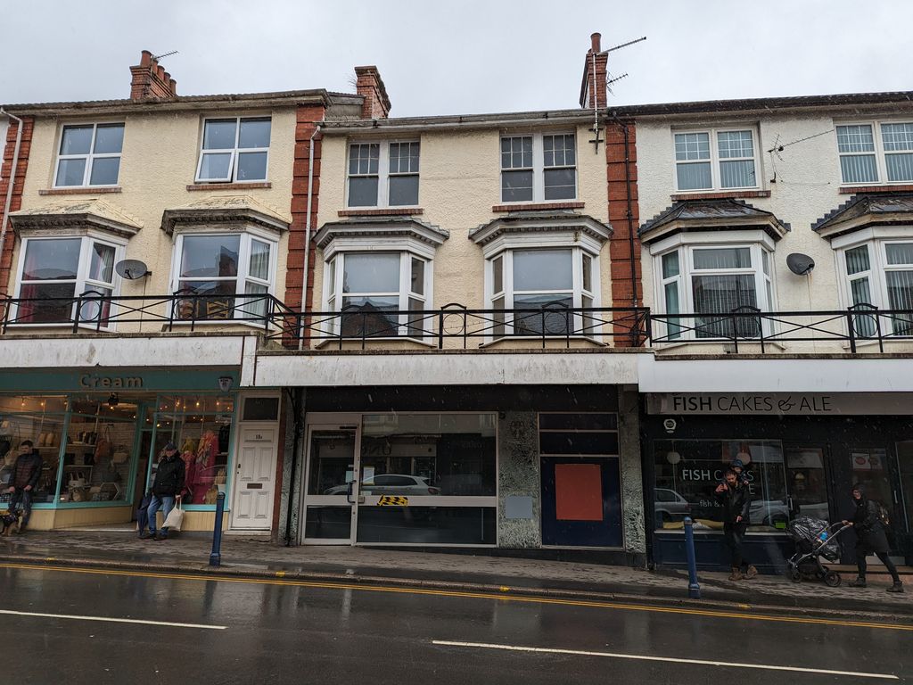 Retail premises to let in Newton Road, Swansea SA3, £32,000 pa