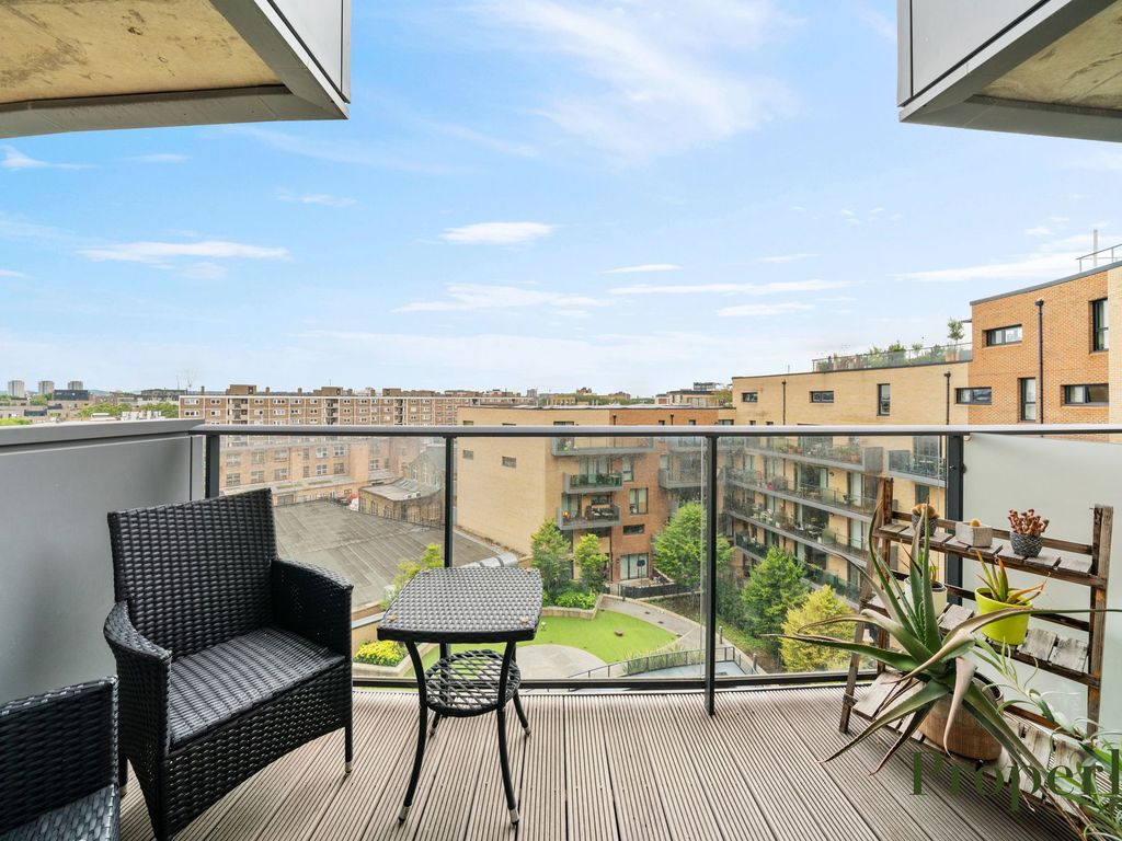 1 bed flat for sale in Maltby Street, Arc House SE1, £495,000
