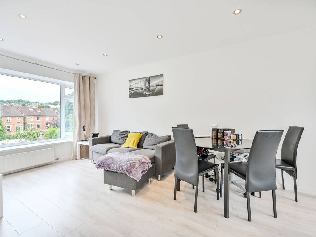 3 bed flat for sale in Guildford Park Avenue, Guildford GU2, £460,000