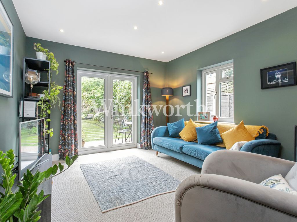 2 bed flat for sale in Meadowcroft Road, London N13, £525,000