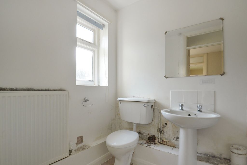 2 bed maisonette for sale in Lower Addiscombe Road, Addiscombe, Croydon CR0, £240,000