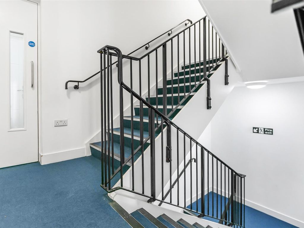 2 bed flat for sale in Whittle Avenue, Trumpington, Cambridge CB2, £375,000