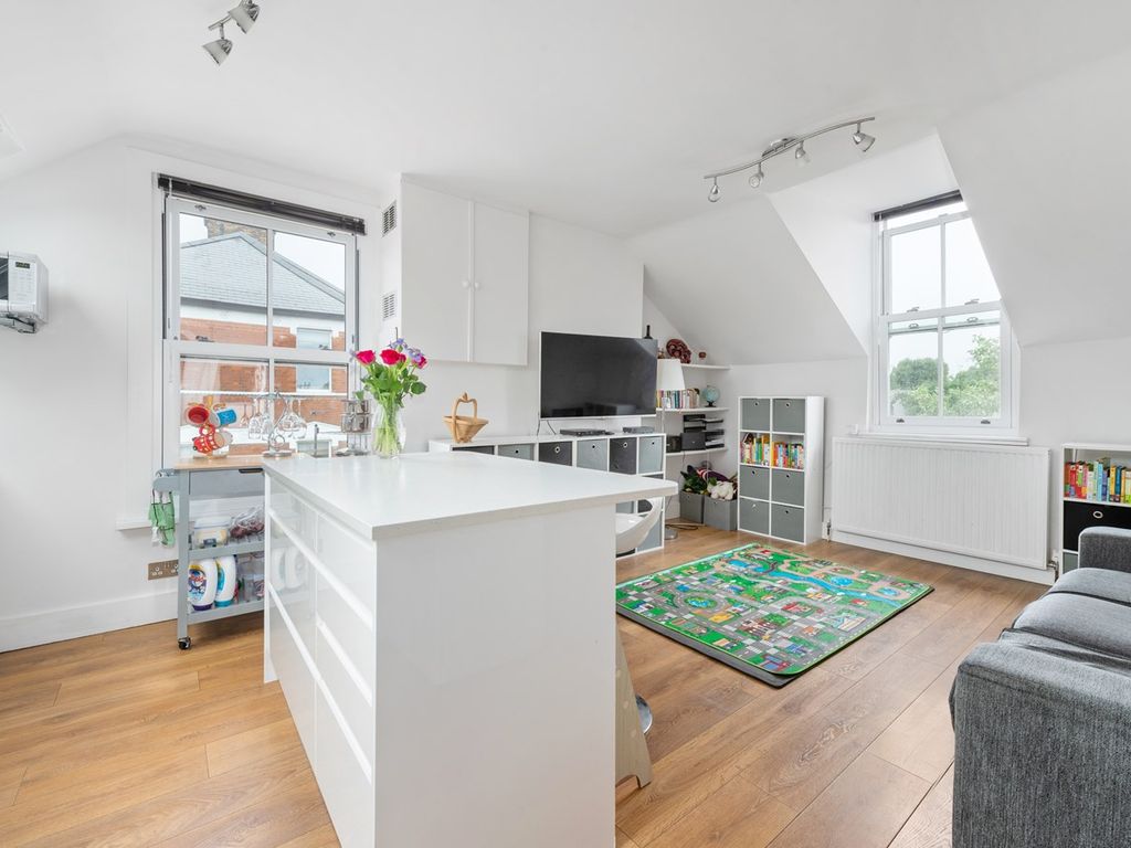 2 bed flat for sale in Chiswick Lane, Chiswick, London W4, £550,000