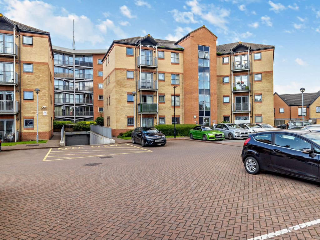 2 bed flat for sale in Kentmere Drive, Doncaster DN4, £150,000