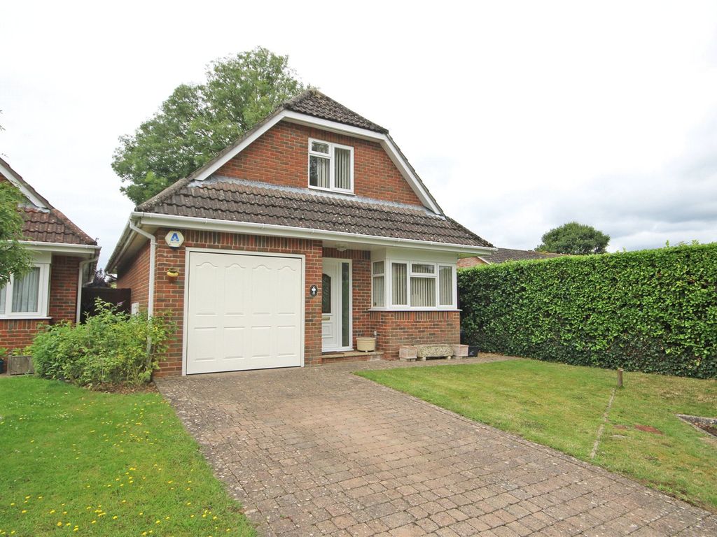 3 bed detached house for sale in Walnut Close, New Milton, Hampshire BH25, £499,950