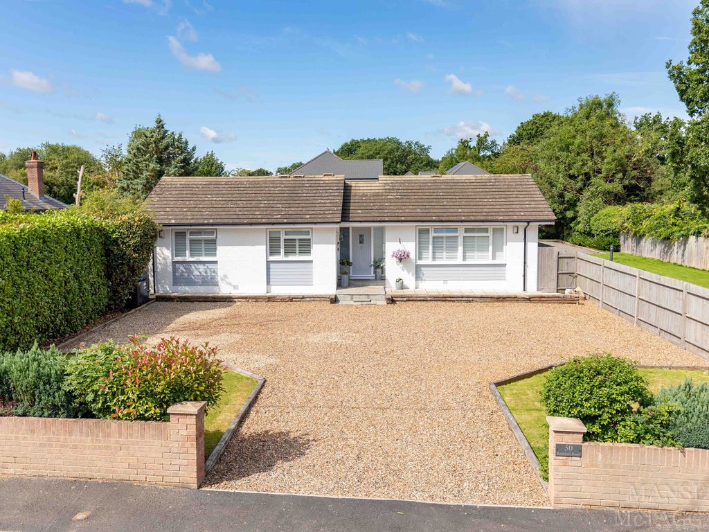 3 bed detached bungalow for sale in Redehall Road, Smallfield RH6, £550,000