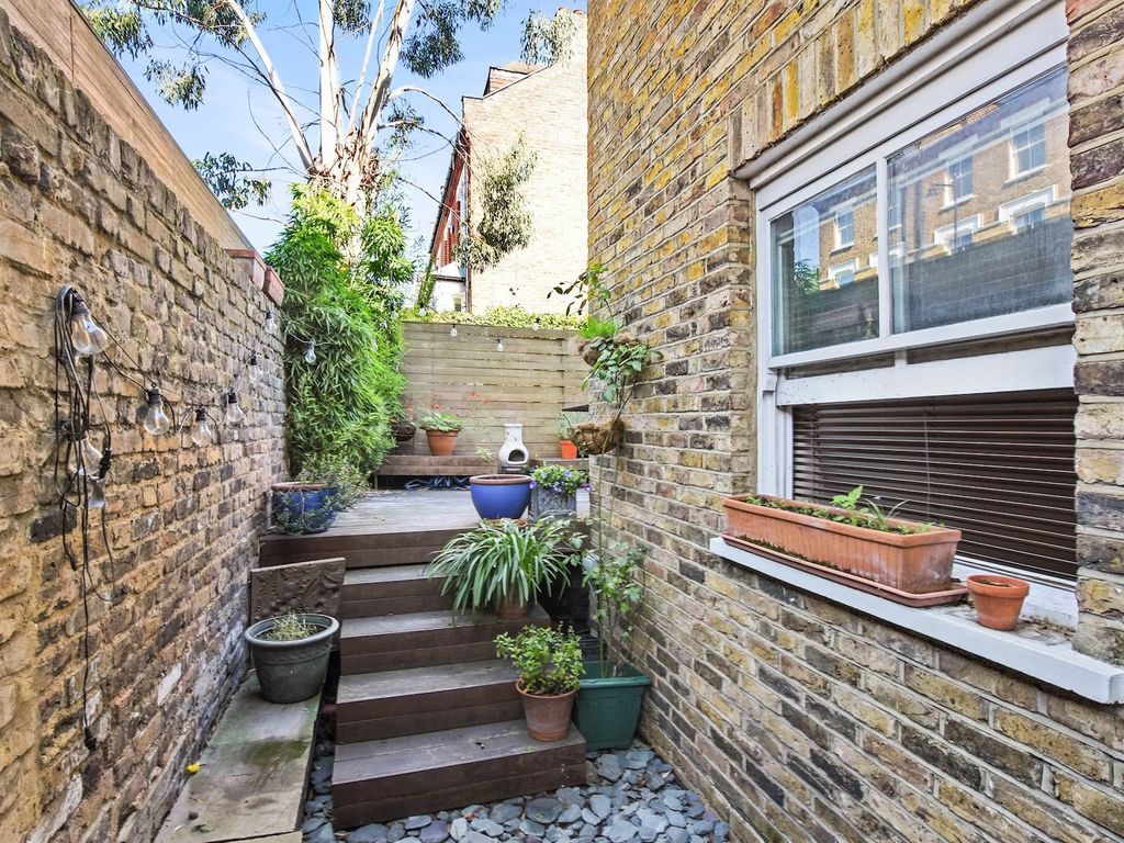 1 bed flat for sale in St. John's Way, London N19, £500,000