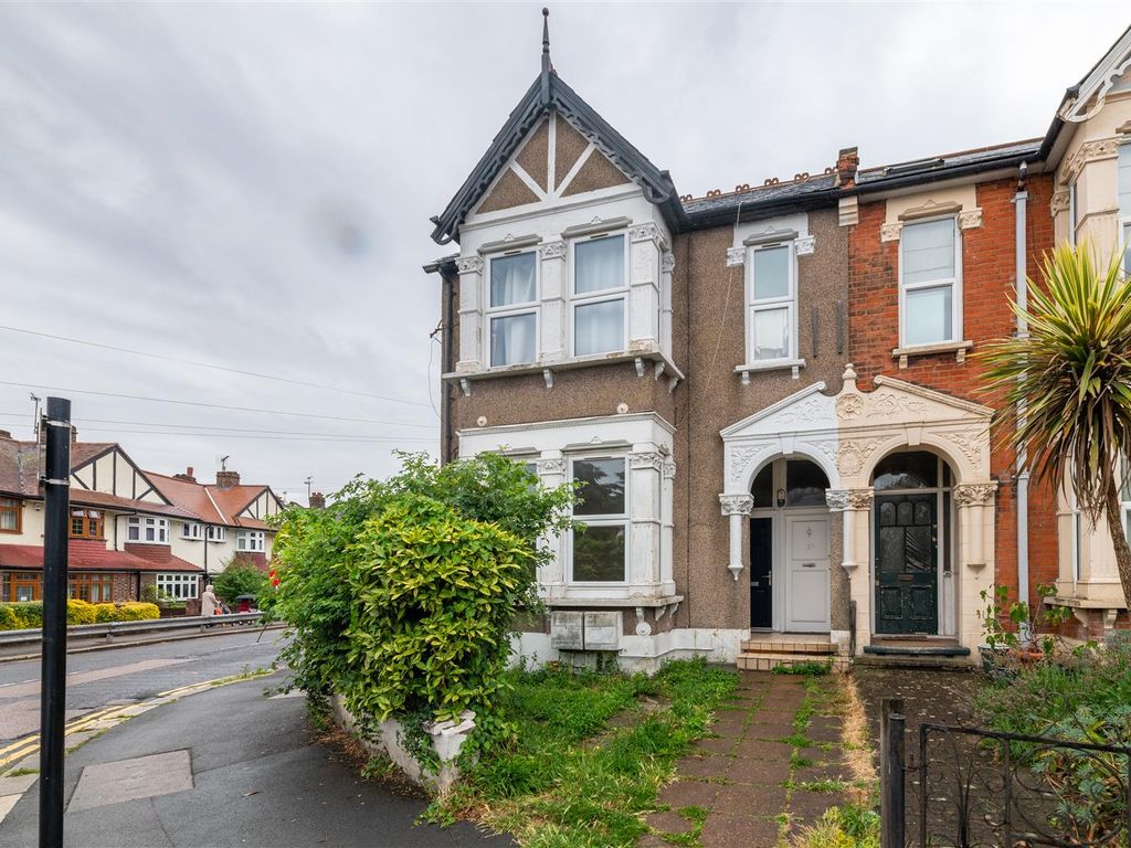 2 bed flat for sale in Fyfield Road, London E17, £450,000