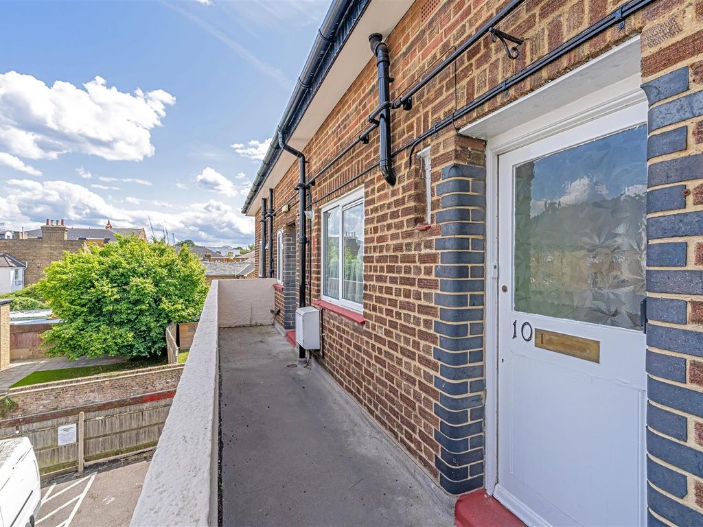 2 bed flat for sale in Jubilee Close, Hampton Wick, Kingston Upon Thames KT1, £409,950