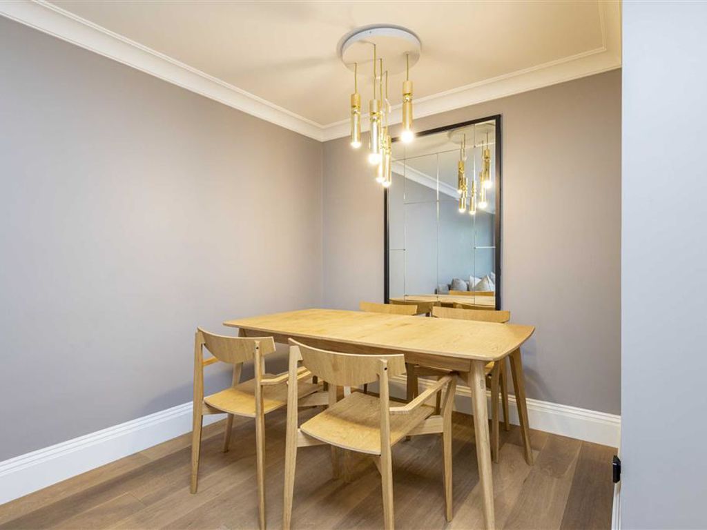1 bed flat for sale in Beauchamp Place, London SW3, £825,000