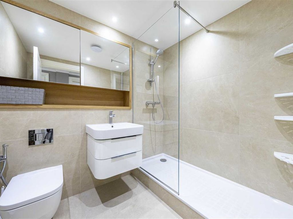 1 bed flat for sale in Beauchamp Place, London SW3, £825,000