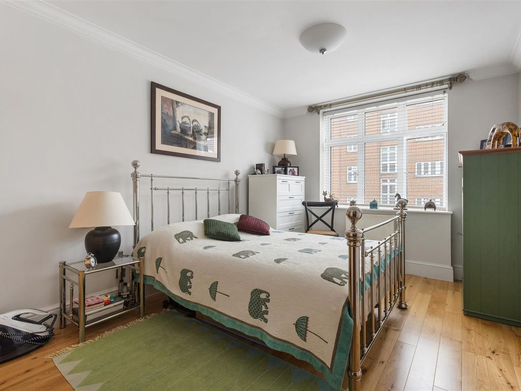 3 bed flat for sale in Hall Road, St John's Wood NW8, £1,850,000