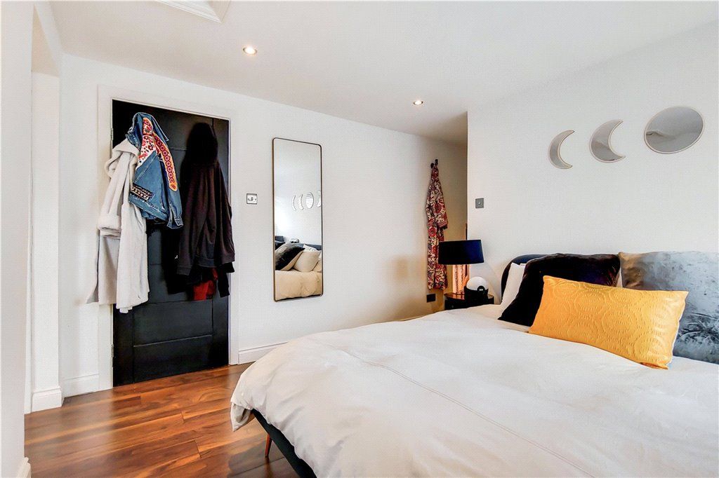 2 bed maisonette for sale in Balls Pond Road, London N1, £700,000
