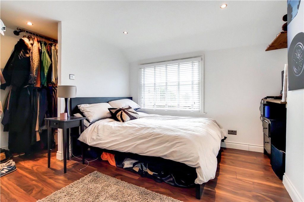 2 bed maisonette for sale in Balls Pond Road, London N1, £700,000