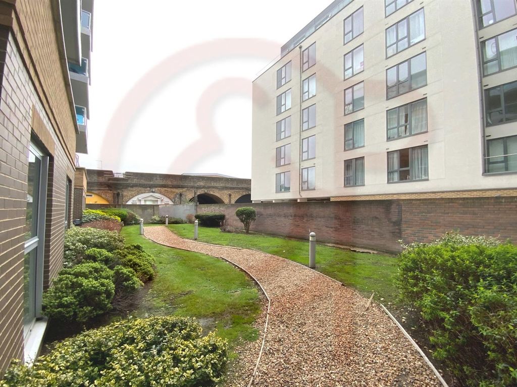 2 bed flat for sale in Glenthorne Road, Hammersmith W6, £650,000