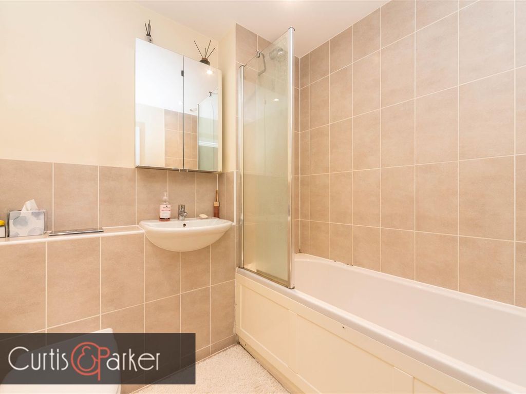 2 bed flat for sale in Glenthorne Road, London W6, £670,000