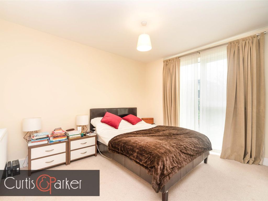 2 bed flat for sale in Glenthorne Road, London W6, £670,000