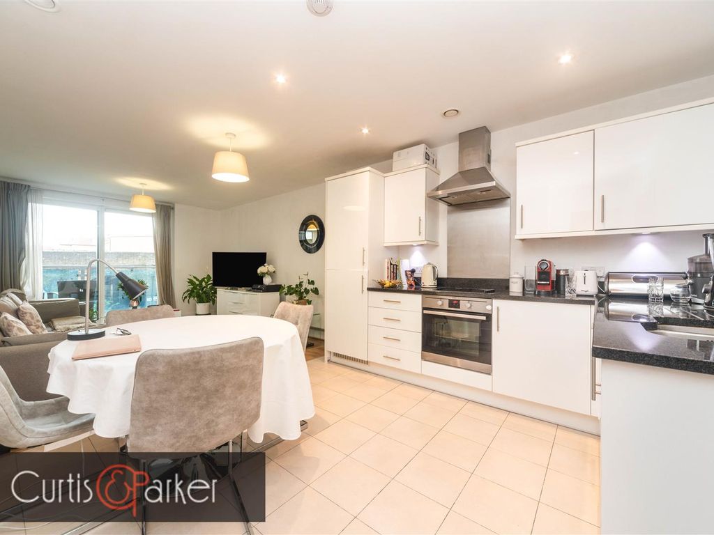 2 bed flat for sale in Glenthorne Road, London W6, £670,000