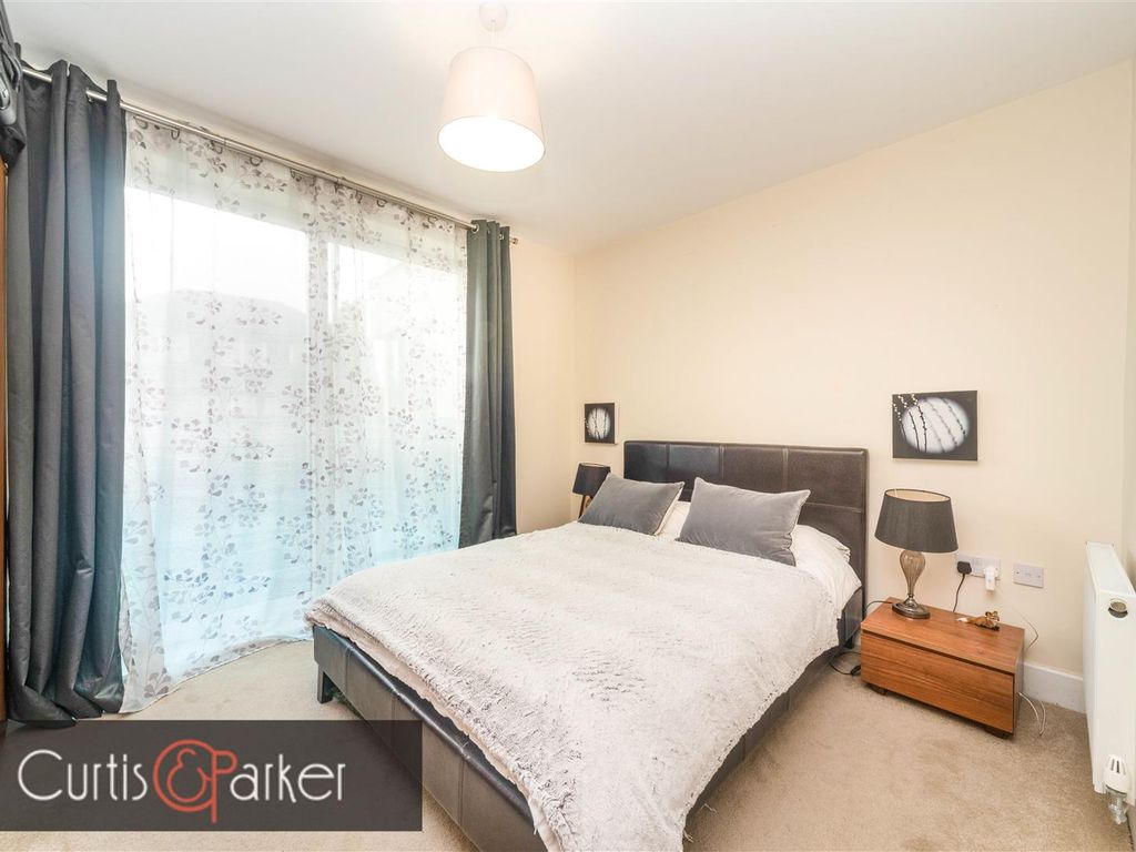 2 bed flat for sale in Glenthorne Road, London W6, £670,000