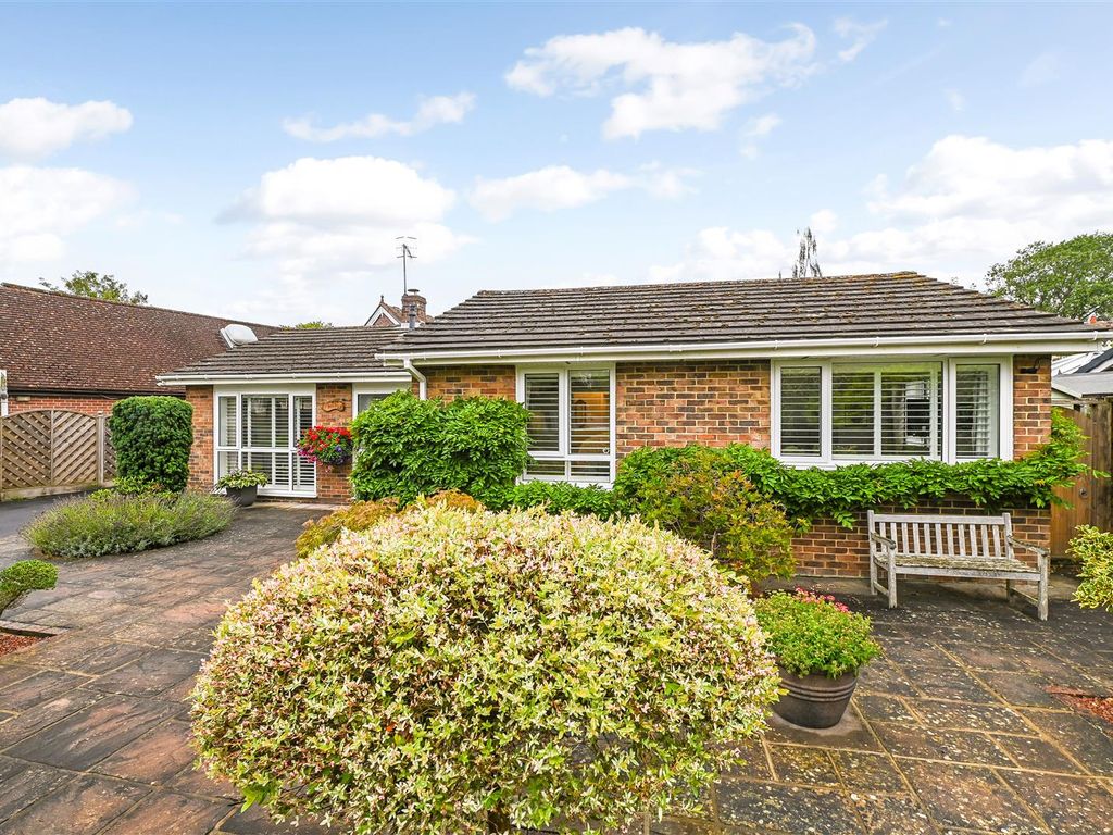 3 bed detached bungalow for sale in Highland Road, Chichester PO19, £625,000