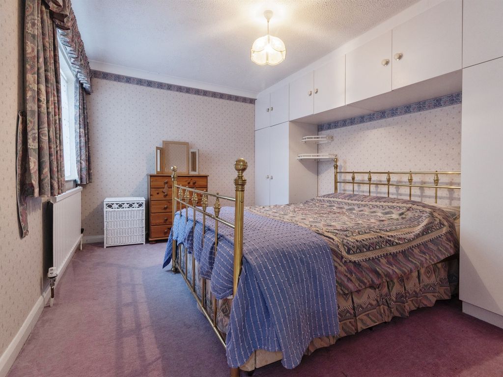 4 bed detached bungalow for sale in Froghall Lane, Walkern, Stevenage SG2, £625,000