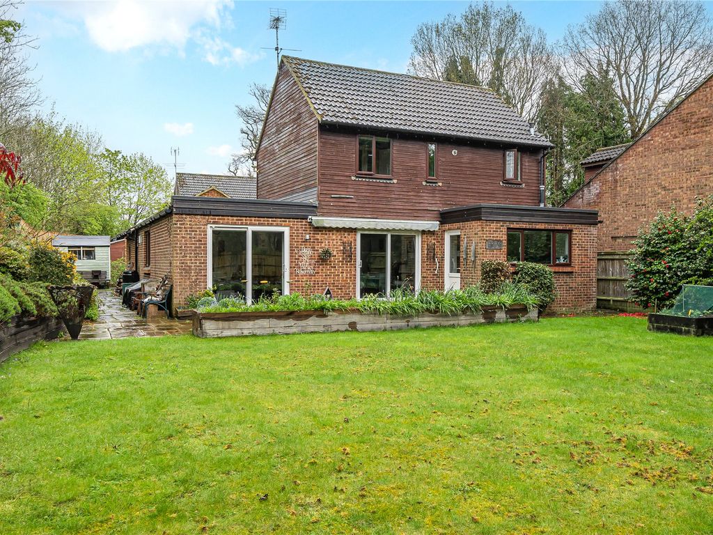 3 bed detached house for sale in Woking, Surrey GU21, £600,000