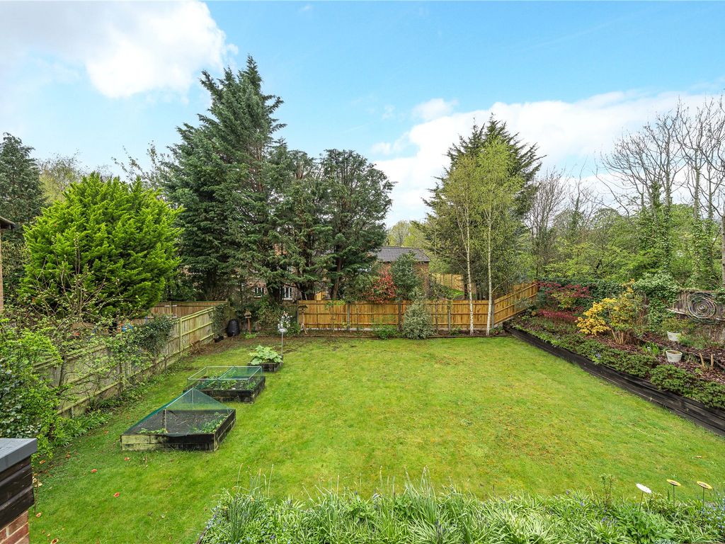 3 bed detached house for sale in Woking, Surrey GU21, £600,000