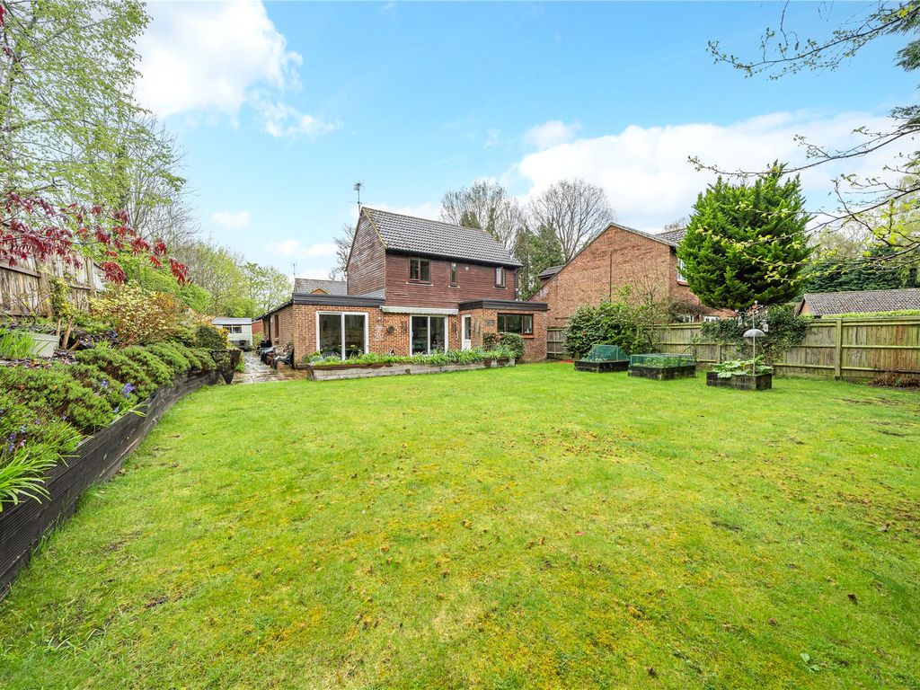 3 bed detached house for sale in Woking, Surrey GU21, £600,000