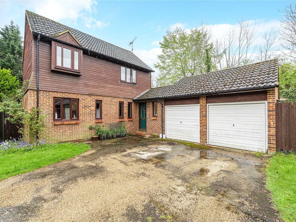 3 bed detached house for sale in Woking, Surrey GU21, £600,000