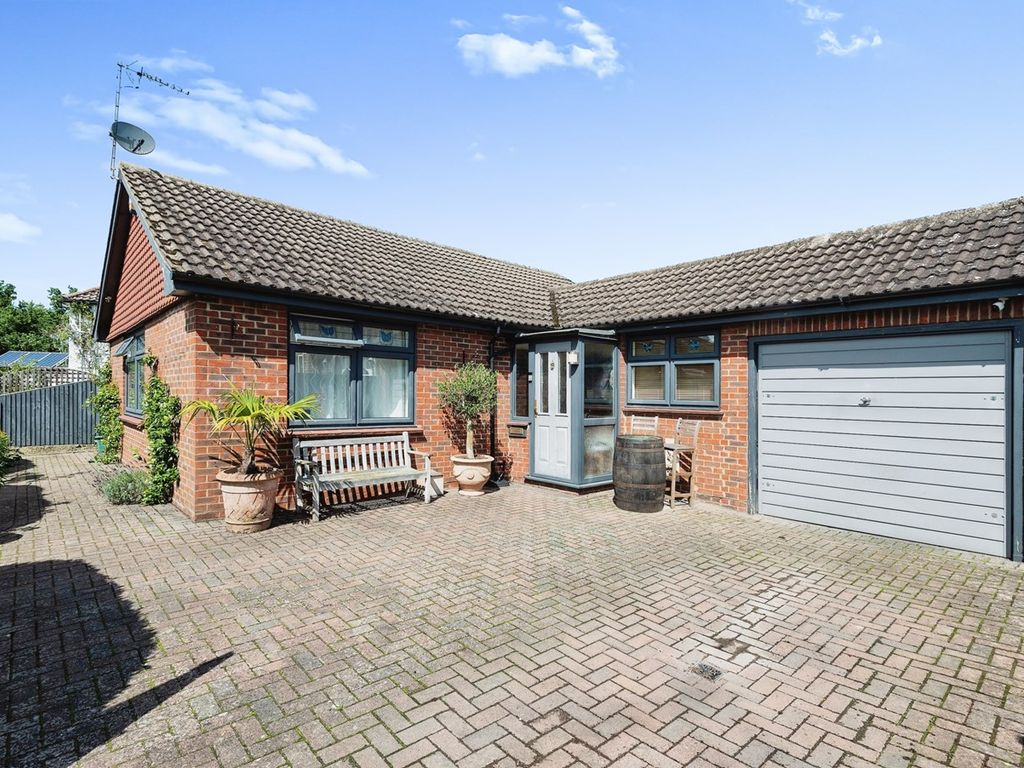 3 bed detached bungalow for sale in Woodlands Road, Epsom KT18, £700,000