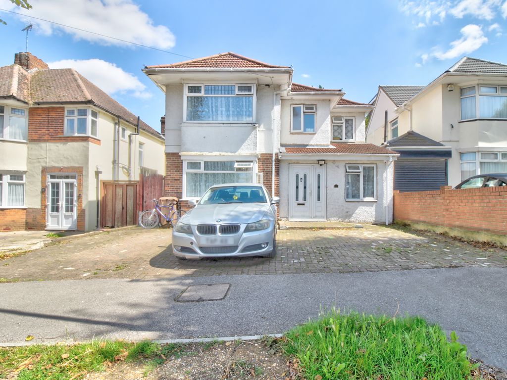 5 bed detached house for sale in Halfway Avenue, Luton LU4, £650,000