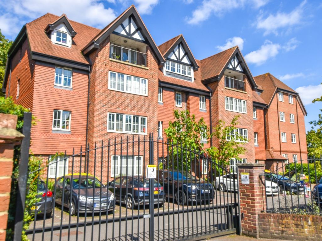2 bed flat for sale in Foxley Lane, Purley CR8, £375,000