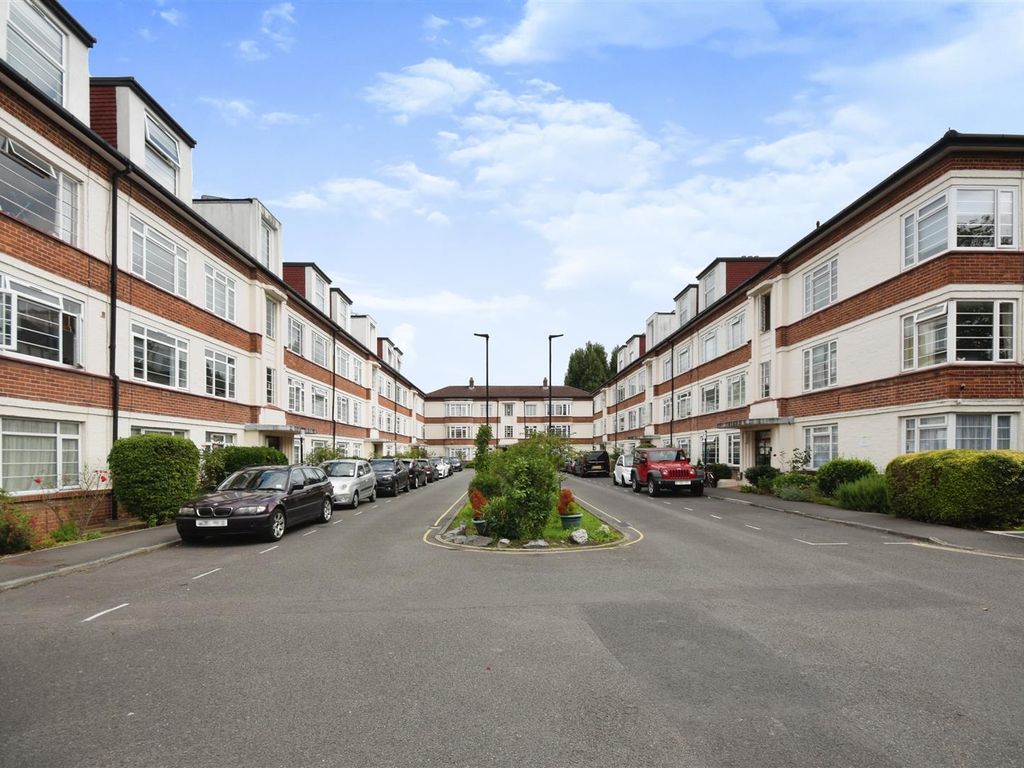 2 bed flat for sale in Manor Vale, Boston Manor Road, Brentford TW8, £350,000