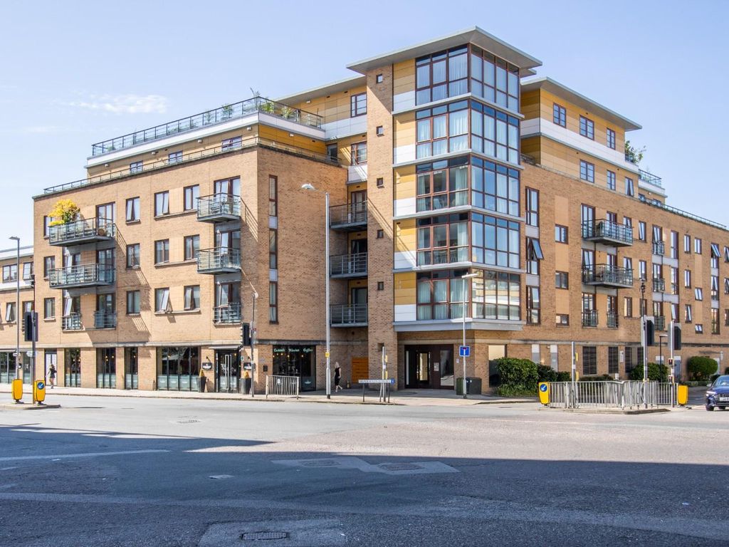 2 bed flat for sale in Hills Road, Cambridge CB2, £400,000
