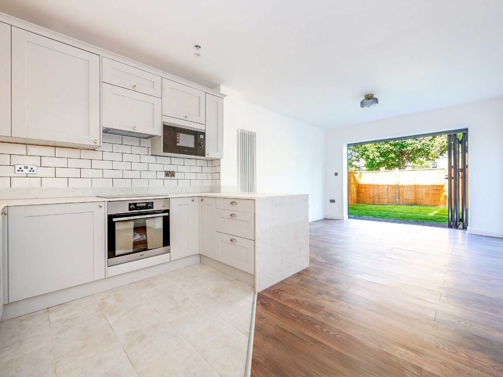 1 bed flat for sale in Colney Hatch Lane, London N10, £450,000