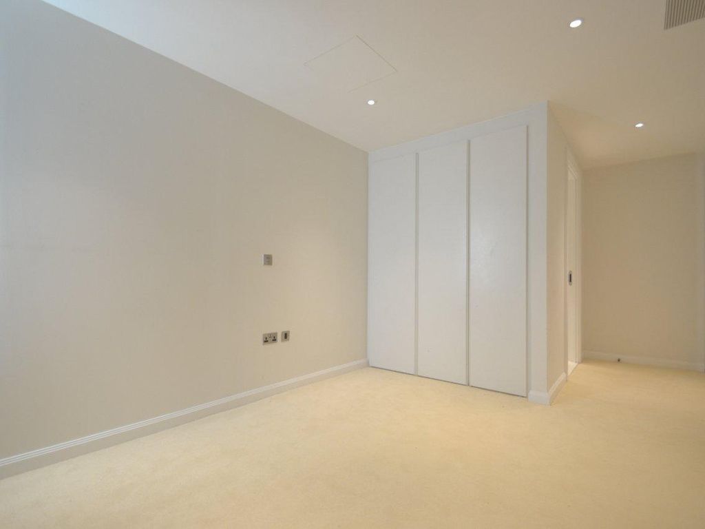 2 bed flat for sale in Carnwath Road, Fulham SW6, £850,000