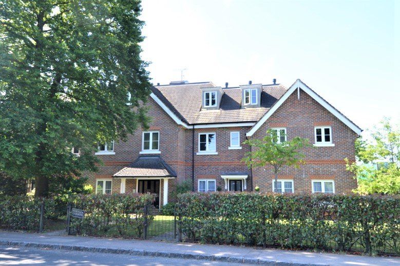 2 bed flat for sale in Straight Bit, Flackwell Heath, High Wycombe HP10, £435,000
