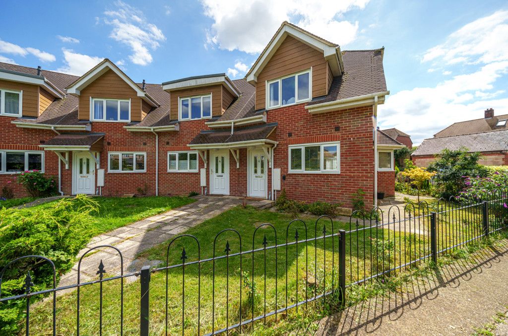 3 bed end terrace house for sale in Evesham Road, Emmer Green, Reading RG4, £425,000
