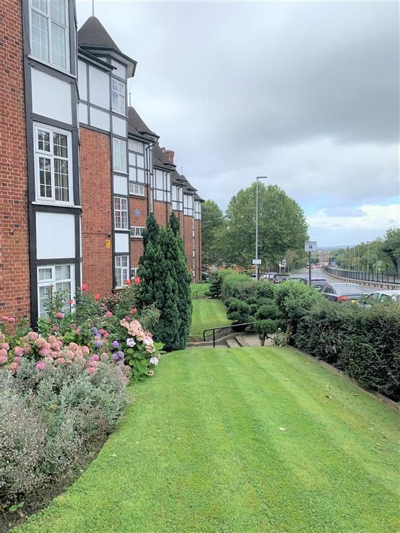 2 bed flat for sale in Vernon Court, Hendon Way, Burgess Hill, Childs Hill NW2, £650,000