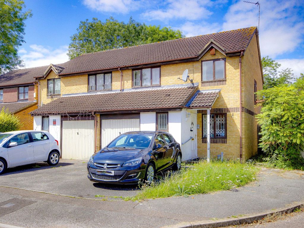 4 bed semi-detached house for sale in Leigh Hunt Drive, London N14, £679,995