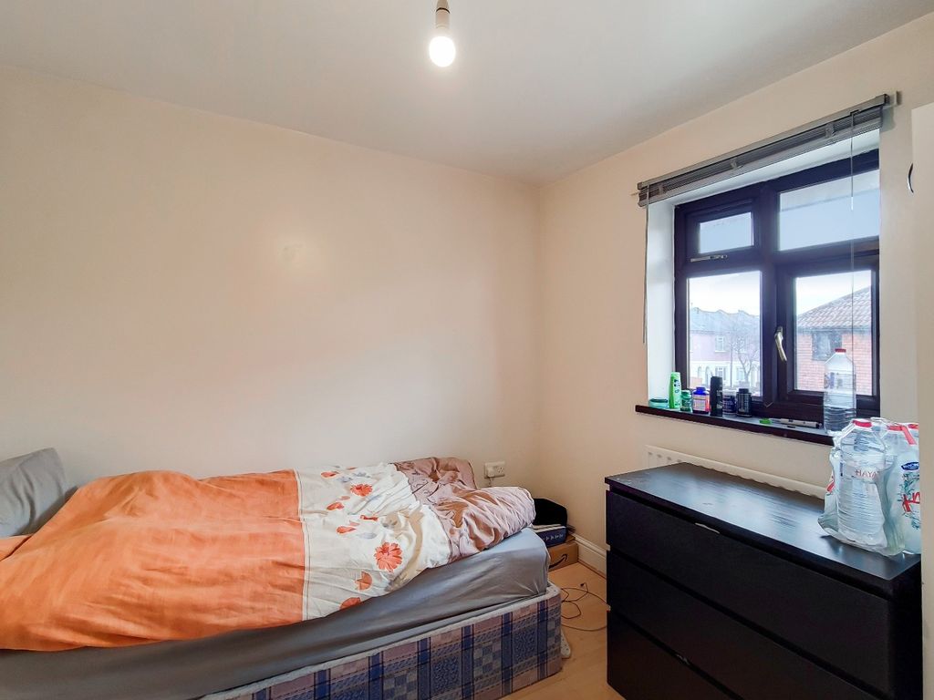 5 bed semi-detached house for sale in Walnut Gardens, London, Greater London E15, £618,000
