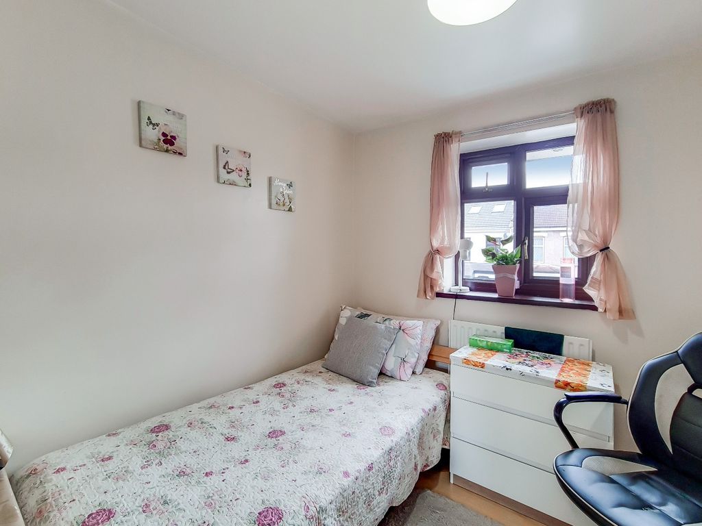 5 bed semi-detached house for sale in Walnut Gardens, London, Greater London E15, £618,000