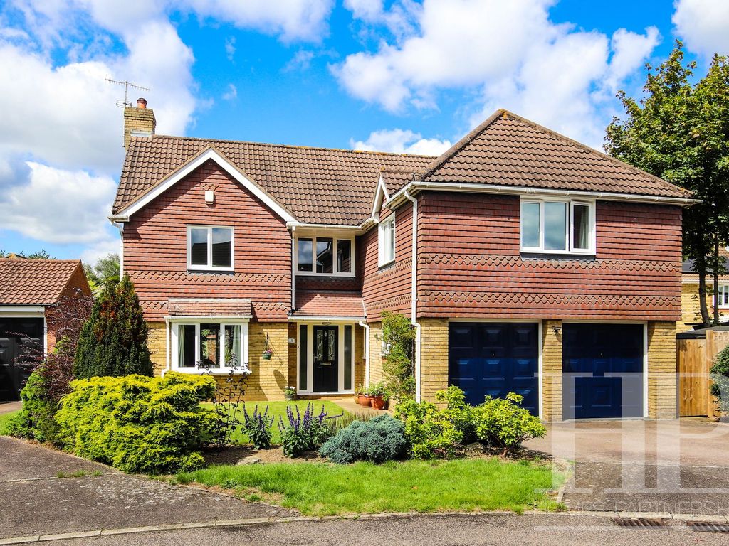 5 bed detached house for sale in Baldwin Close, Maidenbower RH10, £725,000