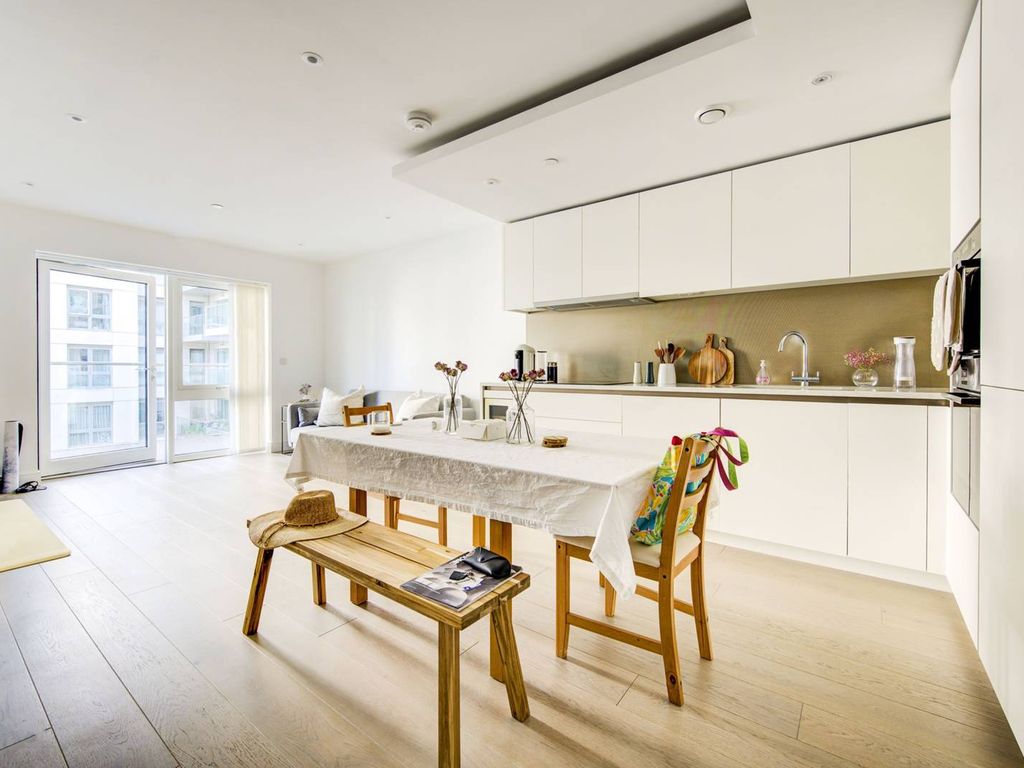 1 bed flat for sale in Fulham Reach, Hammersmith, London W6, £785,000