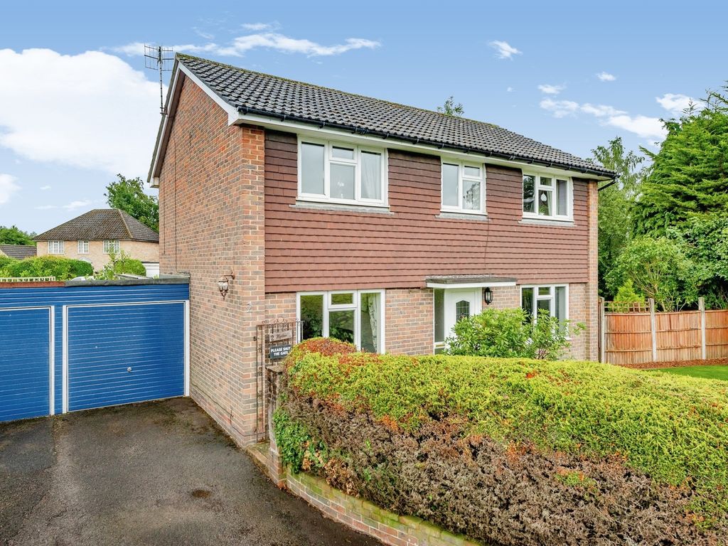 3 bed link-detached house for sale in Church Lane, Copthorne, Crawley RH10, £520,000