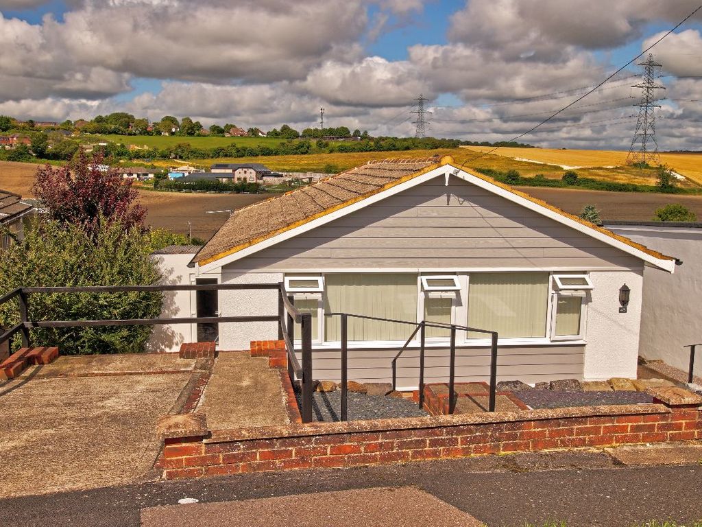 3 bed detached bungalow for sale in Hawthorn Road, Horndean, Waterlooville PO8, £435,000