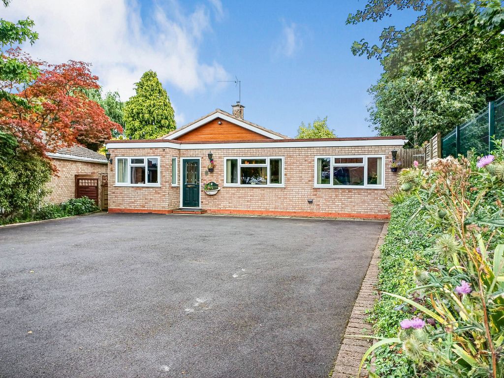 3 bed detached bungalow for sale in Knightlow Way, Leamington Spa CV33, £500,000