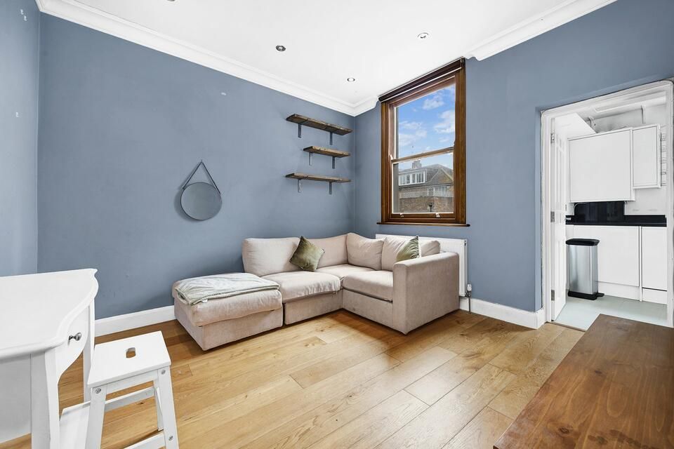 1 bed flat for sale in Blackstock Road, London N4, £350,000