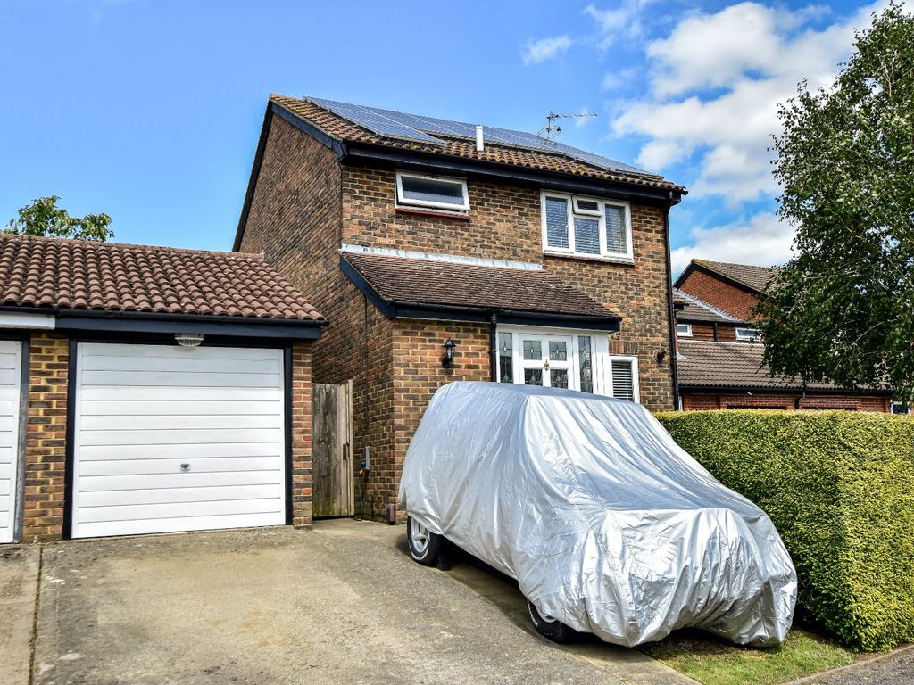 3 bed detached house for sale in Oak Green, Abbots Langley WD5, £585,000