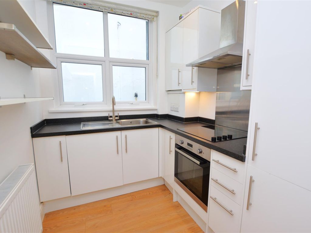 2 bed flat for sale in Robinson Road, Colliers Wood, London SW17, £400,000